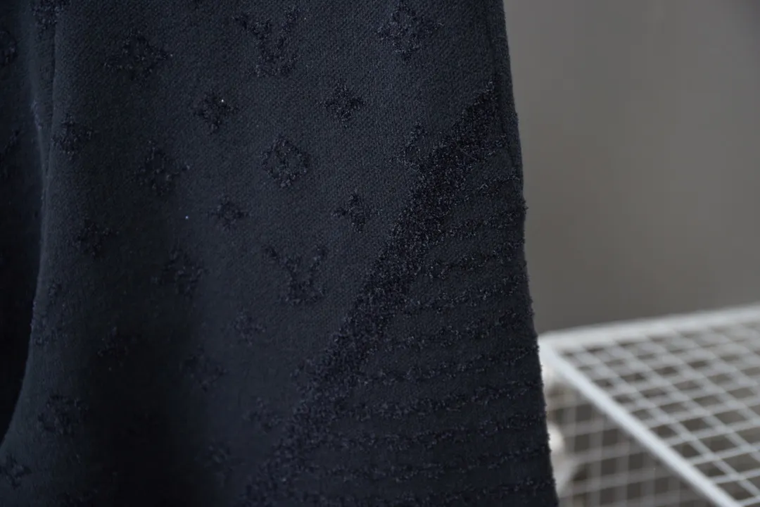 🅿️230 LV Louis 25ss new spring and summer style black letter jacquard knitted shorts, light luxury, a must-have item for daily commuting for men and women, correct version, welcome to compare, detailed features · Made of high-viscosity cotton material, high count cotton is added, dry and avoid stuffiness · Made of jacquard machine imported from Germany, woven with Lv Monogram plaid intarsia, and matched with velvet of the same color to present a unique three-dimensional texture · Original main mark, washed tag, brand moisture-proof paper packaging Color: Black Size: S/M/L/XL